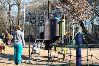 prahain.cz/zivot-v-praze/po-osme-vecer-na-hristi-konci-zabava-deti-z-prolezacek-vyhani-policie-28037.html?utm_source=www.seznam.cz&utm_medium=seznam_distribuce&utm_campaign=lide